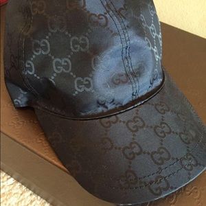 Black shiny Gucci imprime hat